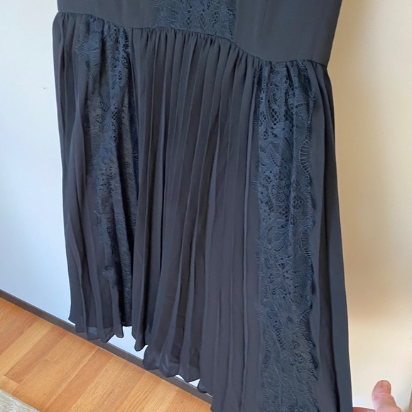 Pleated dress with lace detailing - Picture 3 of 6